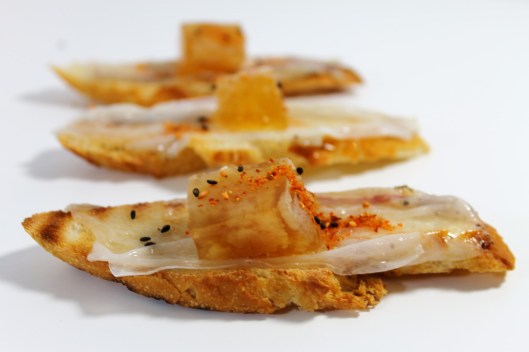 Tostadas de lardo con gelatina de cocido y shichimi tōgarashi