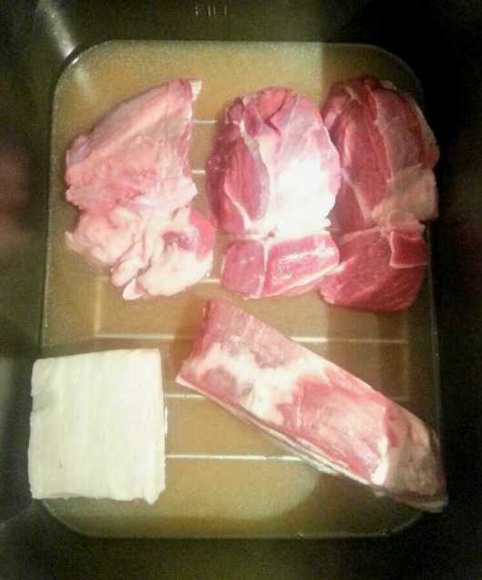 Viandas del cocido en la SousVideSupreme Demi, antes de cubrir de caldo Viandas del cocido en la SousVideSupreme Demi, antes de cubrir de caldo