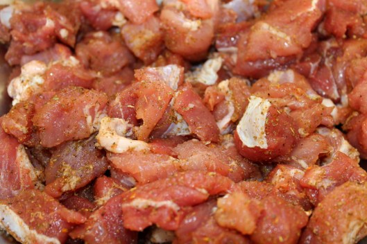 Carne para salchichas troceada y sazonada