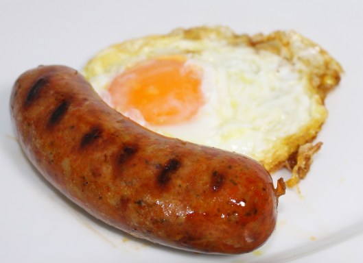 Huevo frito con chorizo fresco casero
