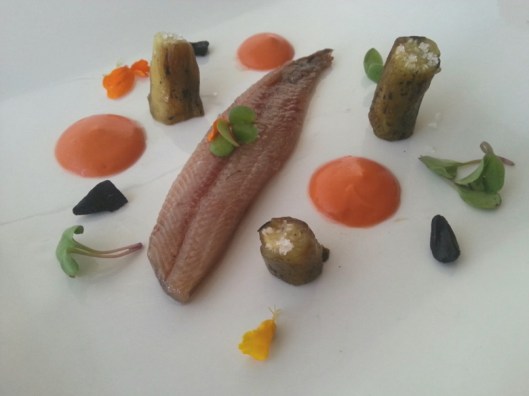 Salmorejo de cerezas, sardina ahumada, berenjena little finger y ajo negro