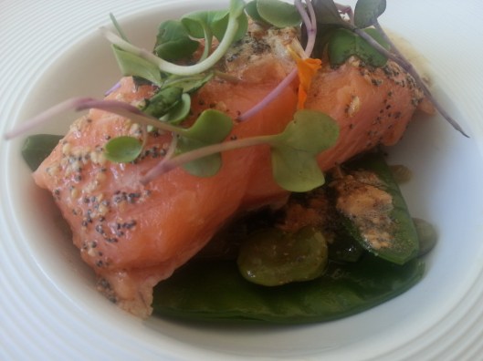 Salmón marinado en miso, soja y jerez, mezcla de especias y verduras de primavera