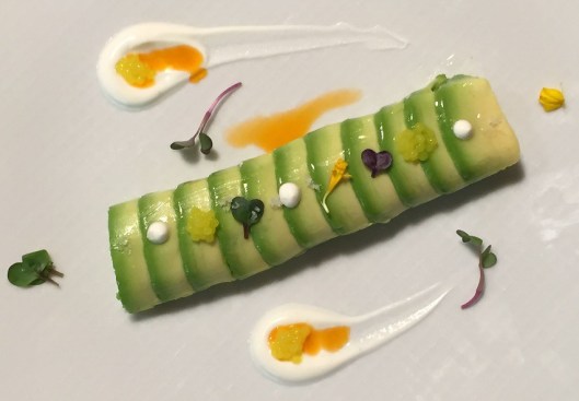 Canelón de aguacate, langostino, granny-smith, estragón, yogur griego, yuzu