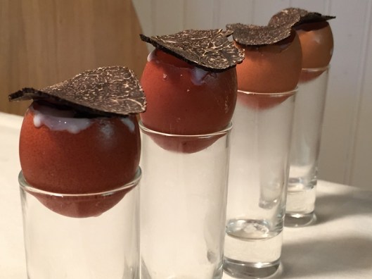 Huevos de pollita a 63ºC en su cáscara y trufa negra