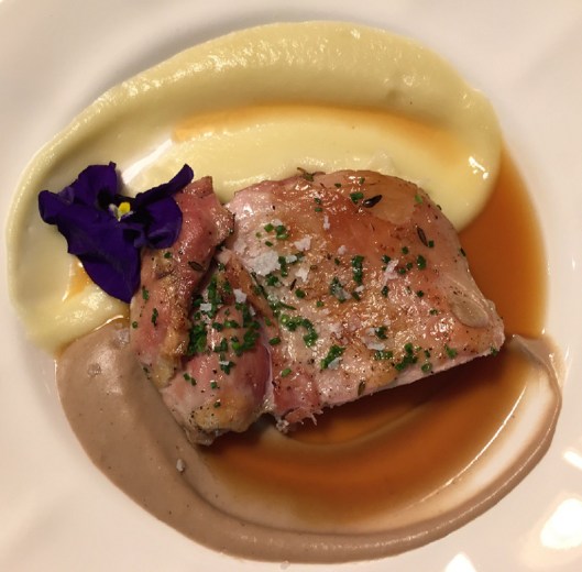 Paletilla de lechal 24 horas, purés de patata, castaña y ajo negro