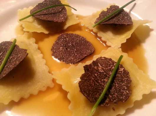 Ravioli de ricotta, trufa y boletus, salsa de ave, grasa de foie, y trufa negra