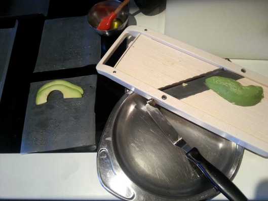 Preparación canelón de aguacate, equipo