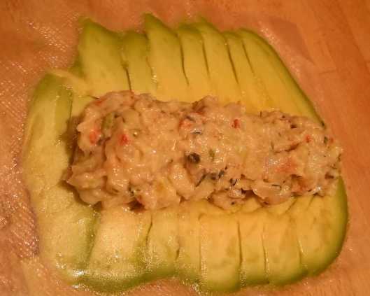 Rellenando el canelón de aguacate