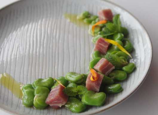 Habas a la menta y tonyina de sorra