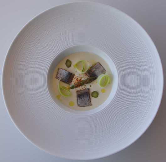 Ajoblanco a la trufa blanca, espárrago verde y sardina ahumada, cenital
