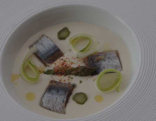 Ajoblanco a la trufa blanca, espárrago verde y sardina ahumada