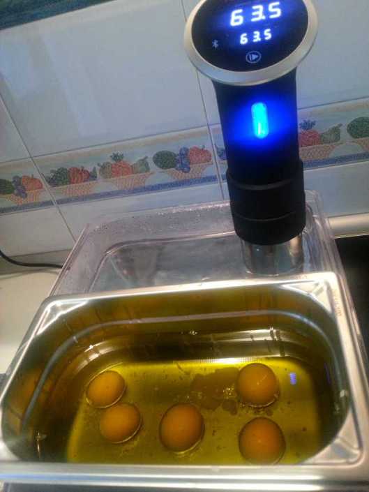 Yemas de huevo en baño maría sous-vide de aceite