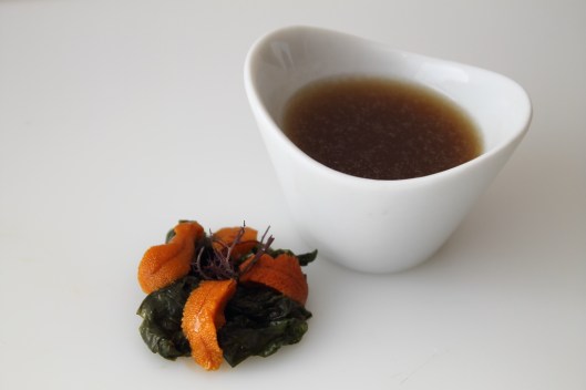 Erizo de mar, algas, y dashi de mejillones