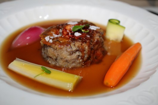 Manitas de cerdo con foie gras micuit y trufa negra, fondo de manitas y jamón, verduritas