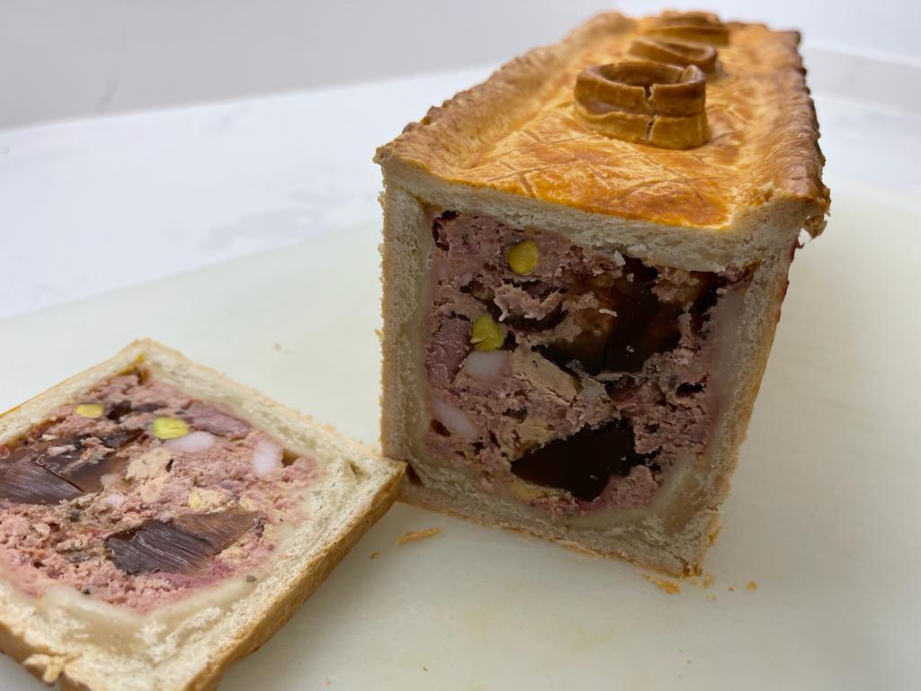 Corte de pâté en croûte de pato y cerdo