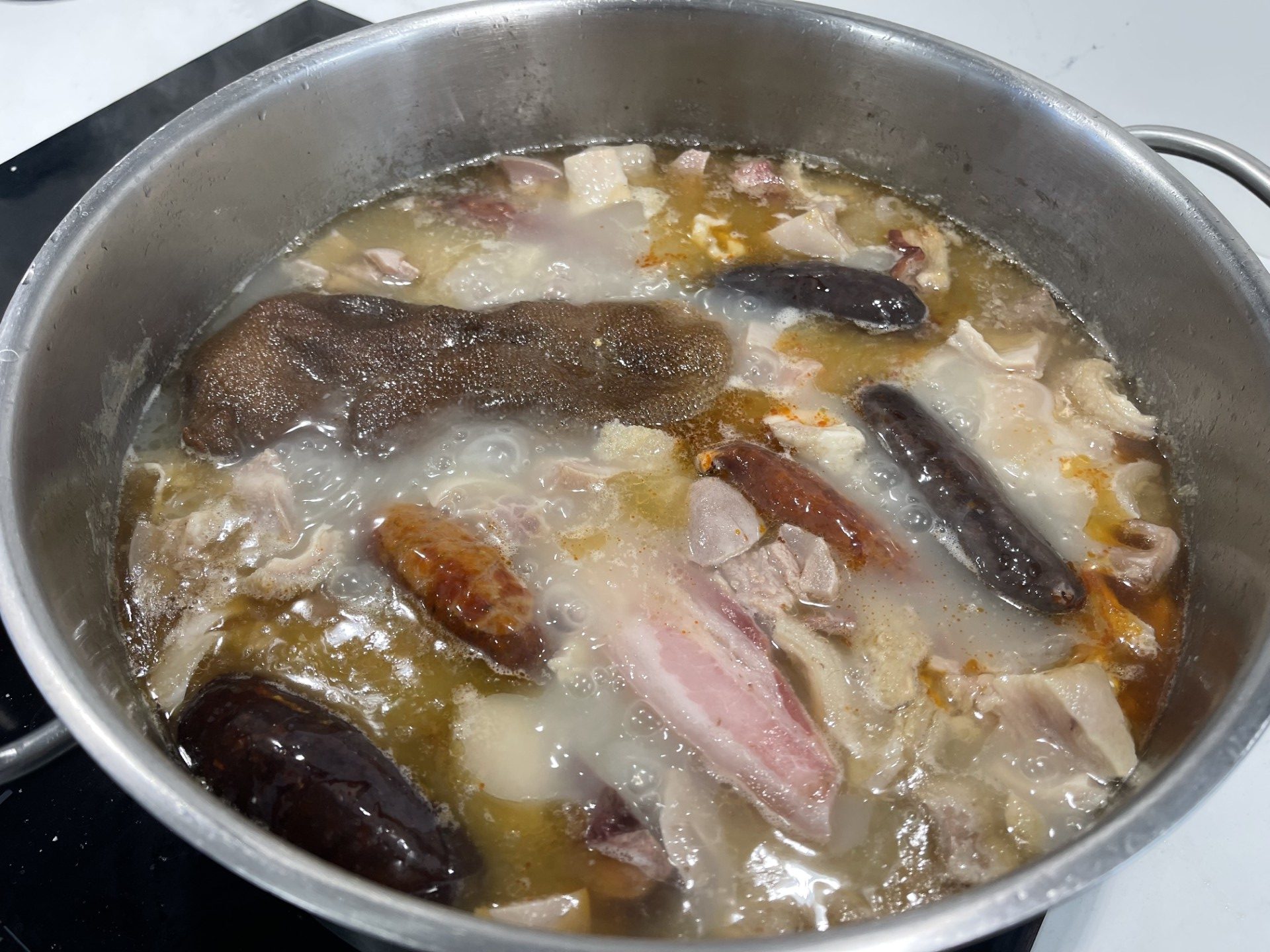 Olla de callos a la madrileña, antes de añadir el sofrito.